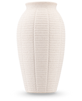 Die Vase Wild Petal 26 cm beige ist eine hohe Vase aus strukturierter Keramik mit vertikalen Rippen und leicht ausgestelltem Rand vor einem schlichten weißen Hintergrund.