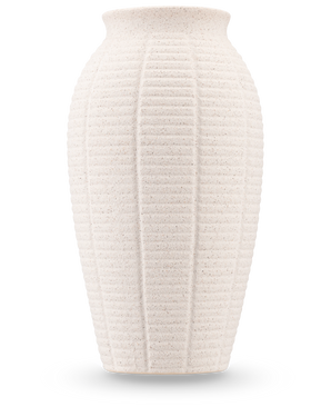 Die Vase Wild Petal 26 cm beige ist eine hohe Vase aus strukturierter Keramik mit vertikalen Rippen und leicht ausgestelltem Rand vor einem schlichten weißen Hintergrund.