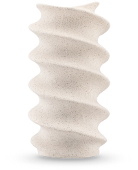 Die Vase Tiny Forst 21 cm beige ist eine hohe Keramikvase mit Textur, einer beigen, gesprenkelten Oberfläche und einem wellenförmigen Spiraldesign, ideal für die Präsentation künstlicher Seidenblumen auf weißem Hintergrund.