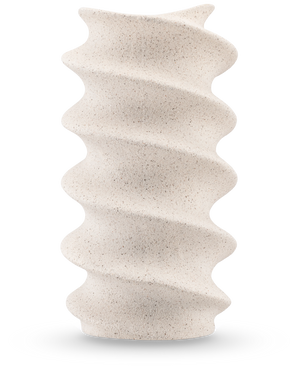 Die Vase Tiny Forst 21 cm beige ist eine hohe Keramikvase mit Textur, einer beigen, gesprenkelten Oberfläche und einem wellenförmigen Spiraldesign, ideal für die Präsentation künstlicher Seidenblumen auf weißem Hintergrund.