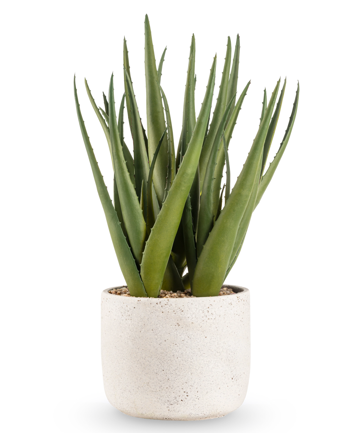 Die Kunstpflanze Aloe Vera 43 cm hat lange, spitze grüne Blätter in einem kleinen, runden Topf mit weißer Struktur und Kieselsteinen, vor einem schlichten weißen Hintergrund.