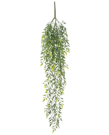 Die künstliche Hängepflanze Bambus 90 cm ist ein künstlicher hängender Bambusstrauch mit vielen kleinen Blättern an feinen Zweigen, vor einem schlichten weißen Hintergrund.