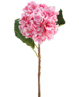 Die künstliche Blume Hortensie Real Touch rosa 58 cm ist ein einzelner rosafarbener künstlicher Hortensienstiel mit grünen Blättern, mit einer runden Blüte aus vielen kleinen Blütenblättern, wunderschön detailliert und isoliert auf einem weißen Hintergrund.