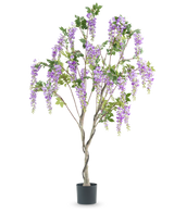 Die 180 cm große künstliche Wisteria-Pflanze hat einen gedrehten Stamm mit lebensechten Büscheln lila Blüten und grünen Blättern vor einem weißen Hintergrund.