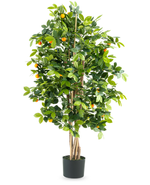 De Kunstplant Sinaasappelboom 120 cm deluxe is een hoge kunst sinaasappelboom met groene bladeren en kleine oranje vruchten in een zwarte pot, tegen een effen witte achtergrond.