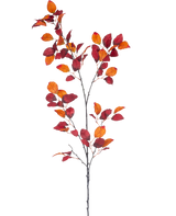 Der künstliche Zweig Rotbuche 156 cm ist ein einzelner Zweig mit mehreren Stielen, mit leuchtend roten und orangefarbenen Herbstblättern vor einem schlichten weißen Hintergrund.