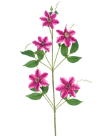 Die Kunstblume Clematis gefüllt 78 cm lila hat fünf sternförmige, violette gefüllte Blüten mit grünen Blättern und lockigen Ranken an schlanken Stielen, vor einem weißen Hintergrund.