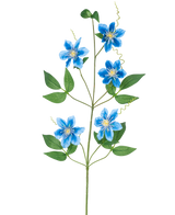 Die künstliche Blume Clematis gefüllt 82 cm blau hat einen einzelnen Rankenstiel mit fünf leuchtend blauen Blüten und mehreren grünen Blättern, die wunderschön vor einem schlichten weißen Hintergrund zur Geltung kommen.