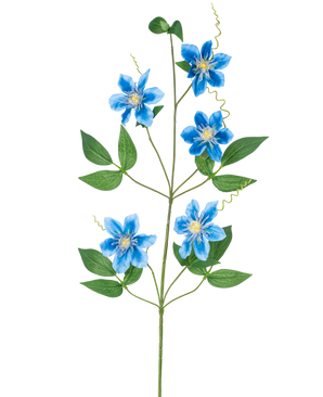 Die künstliche Blume Clematis gefüllt 82 cm blau hat einen einzelnen Rankenstiel mit fünf leuchtend blauen Blüten und mehreren grünen Blättern, die wunderschön vor einem schlichten weißen Hintergrund zur Geltung kommen.