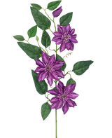 Die Kunstblume Clematis groß 81 cm lila hat drei große lila Blüten, grüne Blätter, lockige Ranken und eine geschlossene Knospe an einem einzelnen Stiel vor einem weißen Hintergrund.