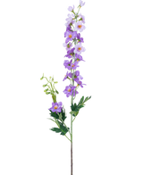 Die künstliche Blume Delphinium 79 cm lila hat einen einzelnen grünen Stiel mit mehreren hellvioletten und violetten Blüten, gelben Herzen und grünen Blättern auf einem schlichten weißen Hintergrund.