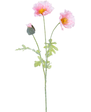 Die künstliche Mohnblume 73 cm hellrosa hat einen einzelnen Stiel mit zwei offenen hellrosa Mohnblüten, einer geschlossenen Knospe, Rüschen in den Blütenblättern, gelben Herzen und grünen Blättern auf weißem Hintergrund.