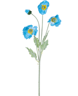 Die künstliche Mohnblume Real Touch Blue 60 cm hat einen einzelnen Stiel mit drei blauen Mohnblüten und grünen Blättern; Zwei Blüten sind offen mit gelber Mitte und eine Blüte bleibt eine geschlossene Knospe, alle isoliert auf weißem Hintergrund.