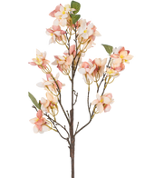 Die künstliche Blumenblüte 60 cm rosa hat einen einzelnen künstlichen Stiel mit Büscheln hellrosa und cremefarbener Blüten, kleinen gelben Herzen und grünen Blättern vor einem weißen Hintergrund.