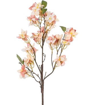 Die künstliche Blumenblüte 60 cm rosa hat einen einzelnen künstlichen Stiel mit Büscheln hellrosa und cremefarbener Blüten, kleinen gelben Herzen und grünen Blättern vor einem weißen Hintergrund.