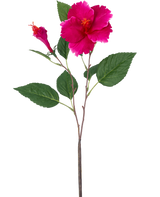 Die Kunstblume Hibiskus 64 cm rosa hat einen einzelnen künstlichen Stiel mit grünen Blättern, eine große offene rosa Blüte und eine geschlossene Knospe, alles vor einem schlichten weißen Hintergrund.