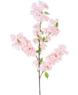 Die künstliche Kirschblüte 100 cm rosa hat einen langen braunen Stiel, Büschel hellrosa Kirschblüten und grüne Blätter vor einem weißen Hintergrund.