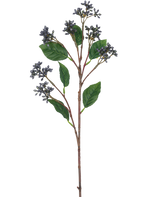 Der künstliche Zweig Beeren 64 cm stahlblau hat einen einzelnen künstlichen Zweig mit Büscheln kleiner stahlblauer Beeren und mehreren grünen Blättern an rotbraunen Stielen, perfekt zur Dekoration.