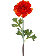 Die künstliche Ranunkelblume 51 cm dunkelorange hat eine leuchtend dunkelorangefarbene künstliche Ranunkelblume mit geschichteten Blütenblättern und grünen, gelappten Blättern an einem langen Stiel vor einem schlichten weißen Hintergrund.
