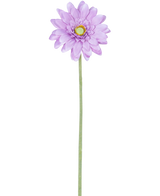 Die künstliche Blume Mini-Gerbera 47 cm lila hat eine einzelne hellviolette gänseblümchenartige Blüte mit geschichteten Blütenblättern und einer gelben Mitte auf einem langen, schlanken grünen Stiel, perfekt für die Präsentation vor einem weißen Hintergrund.