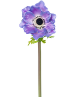 Die künstliche Blumenanemone Deluxe 43 cm lila besteht aus einer einzelnen violetten Anemone mit dunklem Herzen und zarten Blütenblättern an einem langen grünen Stiel, die isoliert vor einem weißen Hintergrund dargestellt ist.