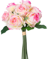 Der künstliche Rosenstrauß 7 Rosen Real Touch Creme/Pink 30 cm besteht aus sieben cremefarbenen und rosafarbenen Kunstrosen mit grünen Blättern und langen Stielen, die mit einem braunen Band zusammengebunden und vor einem weißen Hintergrund dargestellt sind.