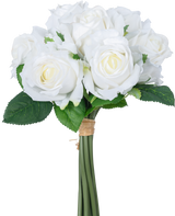 Der künstliche Rosenstrauß 7 Rosen Real Touch White 30 cm besteht aus einem Strauß weißer Kunstrosen mit grünen Blättern, deren Stiele durch ein braunes Gummiband gebunden sind, dargestellt vor einem schlichten weißen Hintergrund.