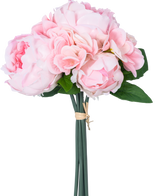 Der künstliche Blumenstrauß Real Touch Pink 30 cm besteht aus hellrosa künstlichen Pfingstrosen und Hortensien mit grünen Blättern, die mit einem braunen Seil zusammengebunden sind, vor einem schlichten weißen Hintergrund.