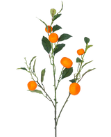 Ein künstlicher Mandarinenzweig, 104 cm, orangefarbener Zweig mit grünen Blättern und leuchtend orangefarbenen, mandarinenähnlichen Früchten, vor einem schlichten weißen Hintergrund.