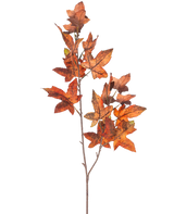 Ein Zweig des künstlichen Zweigs Eichenblatt 90 cm rot hat mehrere Eichenblätter in Rottönen, die vor einem schlichten weißen Hintergrund an den Herbst erinnern.