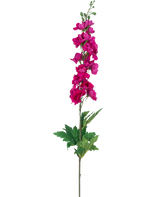 Eine einzelne künstliche Blume Rittersporn Real Touch Pink, 90 cm hoch mit mehreren rosa Blüten entlang des oberen Stiels und grünen Blättern an der Basis, abgebildet auf einem weißen Hintergrund.
