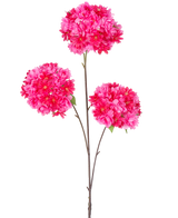 Der künstliche Kirschblütenzweig 85 cm rosa hat einen einzelnen Stiel mit drei Büscheln leuchtend rosa künstlicher Kirschblüten und grünen Blättern auf schlanken braunen Zweigen, isoliert auf weißem Hintergrund.