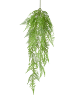 Die künstliche Hängepflanze Spargelfarn 84 cm hat zarte, federleichte grüne Blätter und detaillierte Muster, die anmutig vor einem schlichten weißen Hintergrund herabhängen.