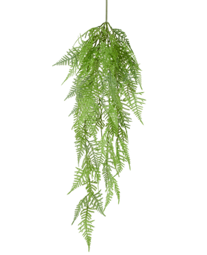 Die künstliche Hängepflanze Spargelfarn 84 cm hat zarte, federleichte grüne Blätter und detaillierte Muster, die anmutig vor einem schlichten weißen Hintergrund herabhängen.