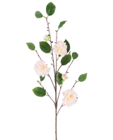 Ein einzelner Stiel der künstlichen japanischen Kamelie, 92 cm lang, mit mehreren Zweigen mit grünen Blättern und zarten, hellrosa, kamelienähnlichen Blüten, dargestellt vor einem schlichten weißen Hintergrund.