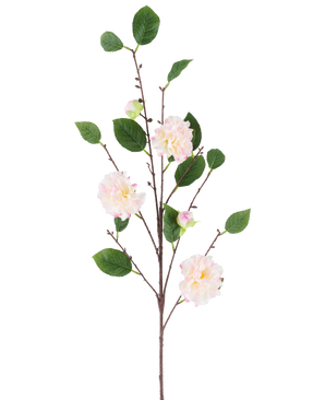 Ein einzelner Stiel der künstlichen japanischen Kamelie, 92 cm lang, mit mehreren Zweigen mit grünen Blättern und zarten, hellrosa, kamelienähnlichen Blüten, dargestellt vor einem schlichten weißen Hintergrund.