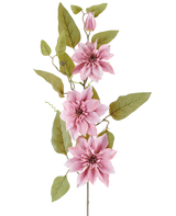 Ein Stiel der Kunstblume Clematis 81 cm altrosa, mit drei altrosa Clematisblüten, einer geschlossenen rosa Knospe und mehreren grünen Blättern, vor einem weißen Hintergrund.