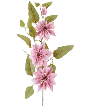 Ein Stiel der Kunstblume Clematis 81 cm altrosa, mit drei altrosa Clematisblüten, einer geschlossenen rosa Knospe und mehreren grünen Blättern, vor einem weißen Hintergrund.