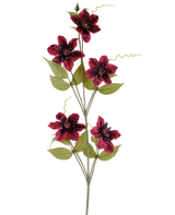 Eine einzelne künstliche Blume Clematis 78 cm Burgund, ein künstlicher Stiel, besteht aus fünf tiefroten, burgunderfarbenen Blüten mit dunkler Mitte, umgeben von grünen Blättern und gekräuselten Ranken, vor einem schlichten weißen Hintergrund.