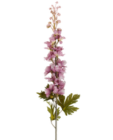 Ein einzelner Stiel der künstlichen Blume Delphinium 79 cm malvenfarben mit mehreren nach oben blühenden malvenfarbenen rosa und violetten Blüten, akzentuiert durch grüne Blätter, abgebildet vor einem weißen Hintergrund.