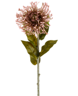 Die künstliche Blume Protea 65 cm lila ist eine einzelne künstliche Blume in Form einer Protea mit einem runden Cluster aus malvenfarbenen, spitzen Blütenblättern, grünen Blättern und einem langen Stiel, dargestellt vor einem schlichten weißen Hintergrund.