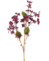 Eine künstliche Blume Vernicia Fordii von 63 cm in Burgunderrot, mit Büscheln kleiner, dunkelvioletter Blüten und grünen Blättern auf schlanken, hellbraunen Stielen, dargestellt vor einem weißen Hintergrund.