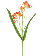 Ein einzelner Stiel der künstlichen Blumen-Freesie 56 cm orange, mit langen, schmalen grünen Blättern und mehreren blühenden orangefarbenen Freesienblüten an der Spitze, abgebildet vor einem weißen Hintergrund.