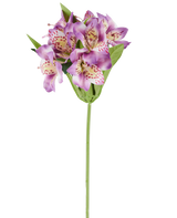 Eine einzelne künstliche Alstroemeria-Blume von 47 cm, lila Farbe, mit mehreren violetten Blüten mit rosa Flecken, grünen Blättern und einem grünen Stiel, fotografiert vor einem weißen Hintergrund.