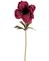 Eine einzelne künstliche Anemonenblume von 38 cm in Burgunderrot, mit geschichteten dunkelrosa Blütenblättern, einem dunklen Herzen, grünen Blättern und einem langen, schlanken Stiel, dargestellt vor einem schlichten weißen Hintergrund.