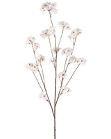 Die cremefarbene Kunstblume Kirschblüte 130 cm hat einen einzelnen braunen Stiel, der sich in mehrere dünne Stiele verzweigt, die jeweils mit Büscheln kleiner, zarter cremefarbener Kirschblütenblüten vor einem schlichten weißen Hintergrund verziert sind.