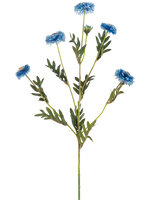 Die künstliche Blumen-Pompon-Chrysantheme 69 cm blau hat einen einzelnen grünen Stiel mit mehreren Zweigen, sechs blaue Kunstblumen mit gelben Herzen und schmalen grünen Blättern, alles auf weißem Hintergrund.