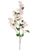 Die Kunstblume Pfirsichblüte 140 cm rosa ist ein künstlicher Zweig mit hellrosa Pfirsichblüten und grünen Blättern an schlanken braunen Stielen, isoliert dargestellt vor einem weißen Hintergrund.