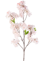 Die künstliche Kirschblüte 119 cm in Rouge besteht aus einem einzelnen Kirschblütenzweig mit Büscheln hellrosa Blüten und einigen grünen Blättern vor einem weißen Hintergrund.