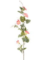 Die künstliche Blumenwinde 122 cm rosa hat einen einzelnen hohen Stiel mit grünen Blättern, mehreren rosa trompetenförmigen Blüten und lockigen Ranken vor einem weißen Hintergrund.